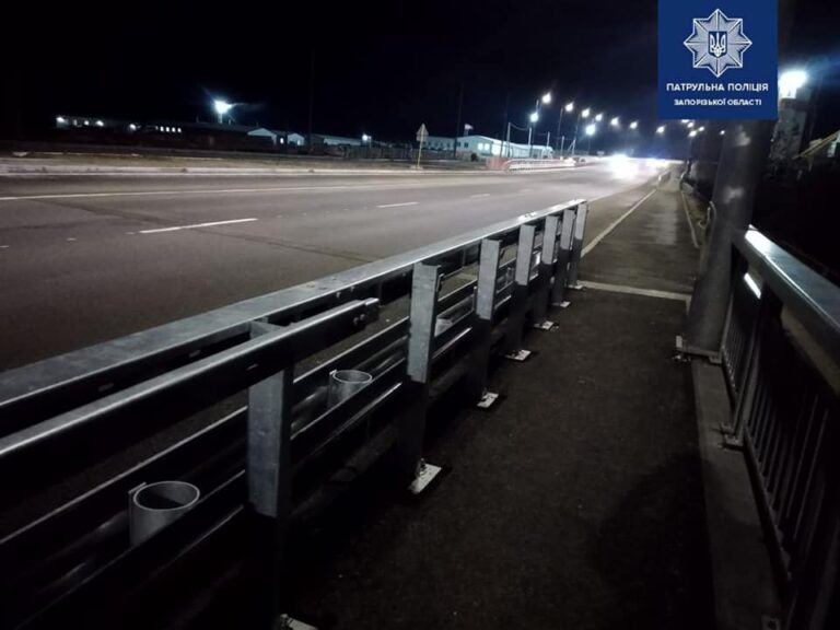 В Запорожье ночью разбирали новый мост через Днепр (ФОТО)