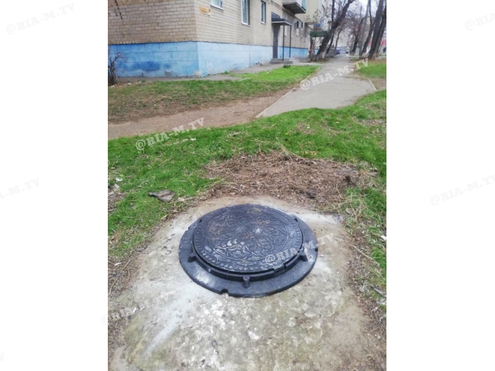Курьез: в Запорожской области на канализационном люке заметили масонскую символику (ФОТО)