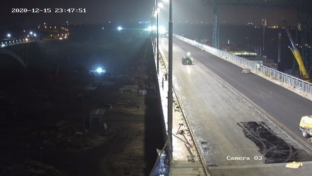 В Запорожье на новом мосту через Днепр установили освещение (ФОТО)