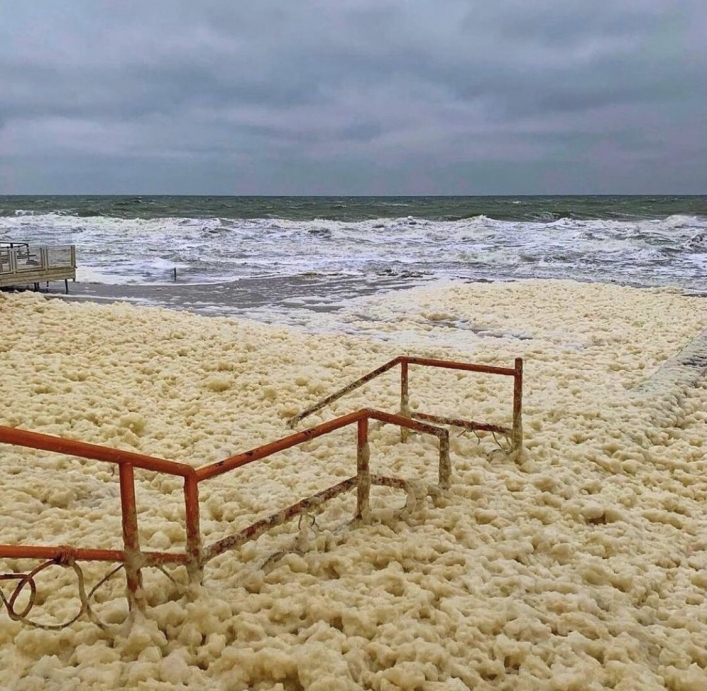 На побережье Азовского моря зафиксировали редкий природный феномен (ФОТО)