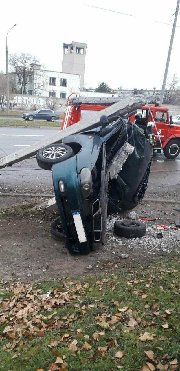 Водитель погиб на месте: в Запорожье на Набережной произошло ДТП (ВИДЕО)