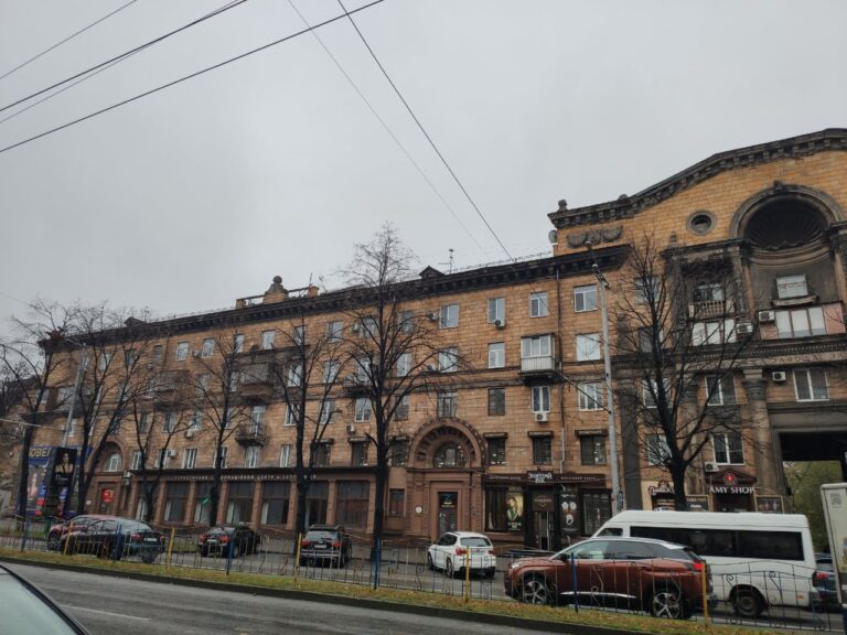 В Запорожье демонтировали огромную вывеску с главного проспекта (ФОТО)