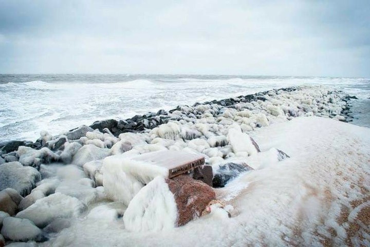 Азовское море во льдах: в Запорожской области природа сотворила ледяные скульптуры на воде (ФОТО)