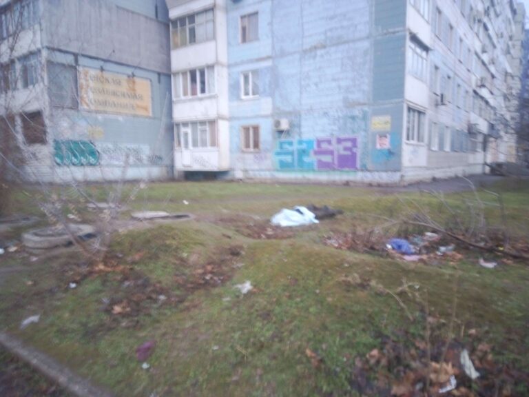 В Запорожье из люка теплотрассы спасатели извлекли труп (ФОТО)