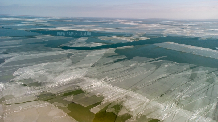 Инопланетный пейзаж: Молочный лиман покрылся льдом необычной формы (ФОТО)