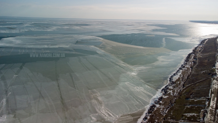Инопланетный пейзаж: Молочный лиман покрылся льдом необычной формы (ФОТО)