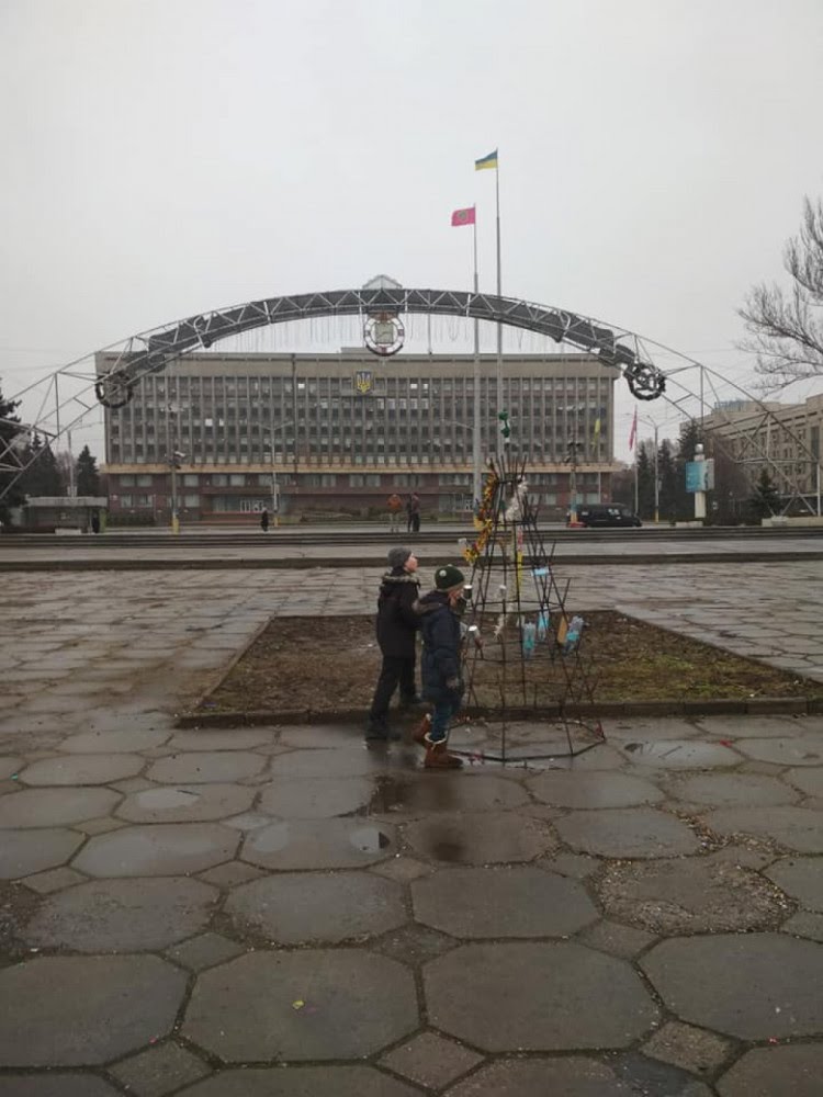 На центральной площади в Запорожье разобрали ёлку из противогазов (ФОТО)