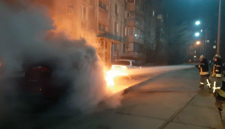 В спальном районе Запорожья дотла сгорел элитный автомобиль (ФОТО)