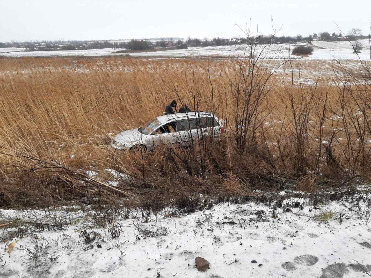 В Запорожской области в снежном плену оказались сразу несколько автомобилей (ФОТО)