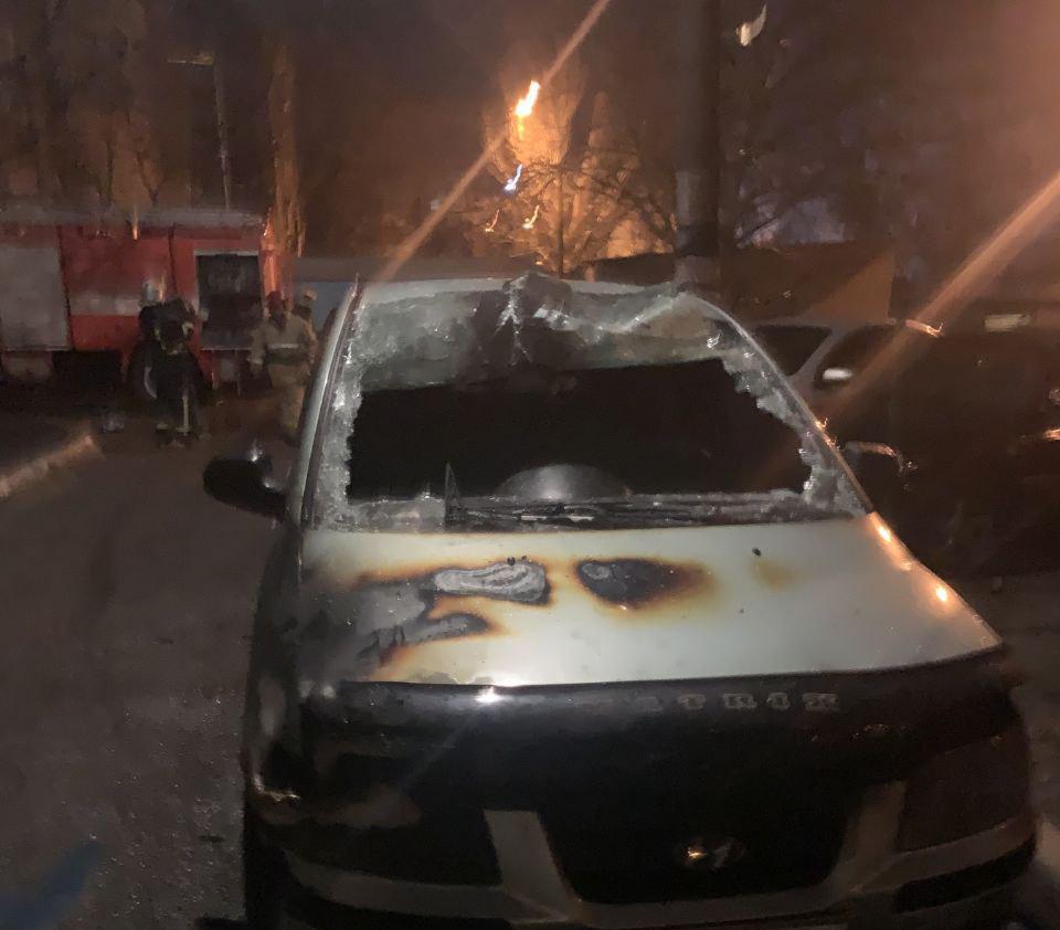 В Запорожской области ночью сгорели сразу два припаркованных авто (ФОТО)