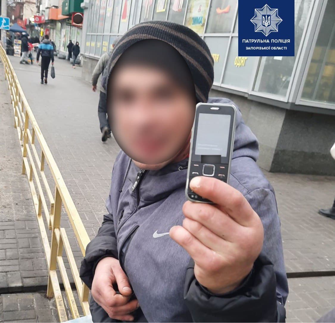 Избили и украли телефон: в центре Запорожья полиция поймала пару грабителей (ФОТО)