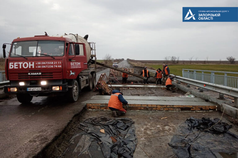 Стало известно, как продвигаются работы на мосту в Запорожской области (ФОТО)