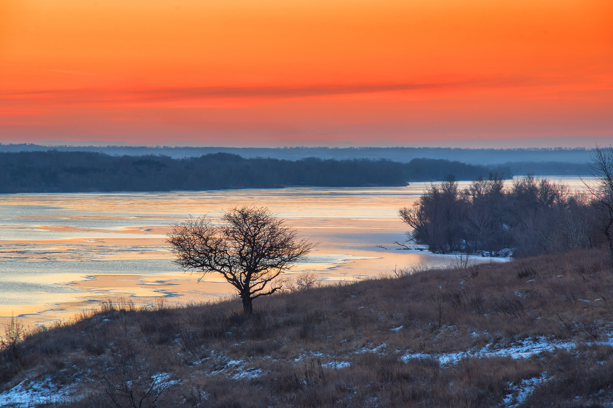 "Кровавое" солнце: запорожский фотограф запечатлел впечатляющий рассвет над Хортицей (ФОТО)