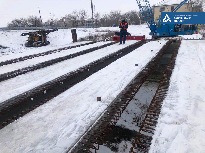 Стало известно, как продвигаются работы на мосту в Запорожской области (ФОТО)