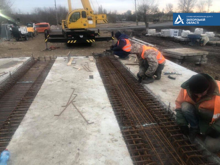 Стало известно, как продвигаются работы на мосту в Запорожской области (ФОТО)