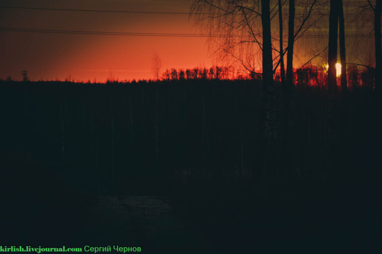 «Кровавое» солнце: запорожский фотограф запечатлел впечатляющий рассвет над Хортицей (ФОТО)