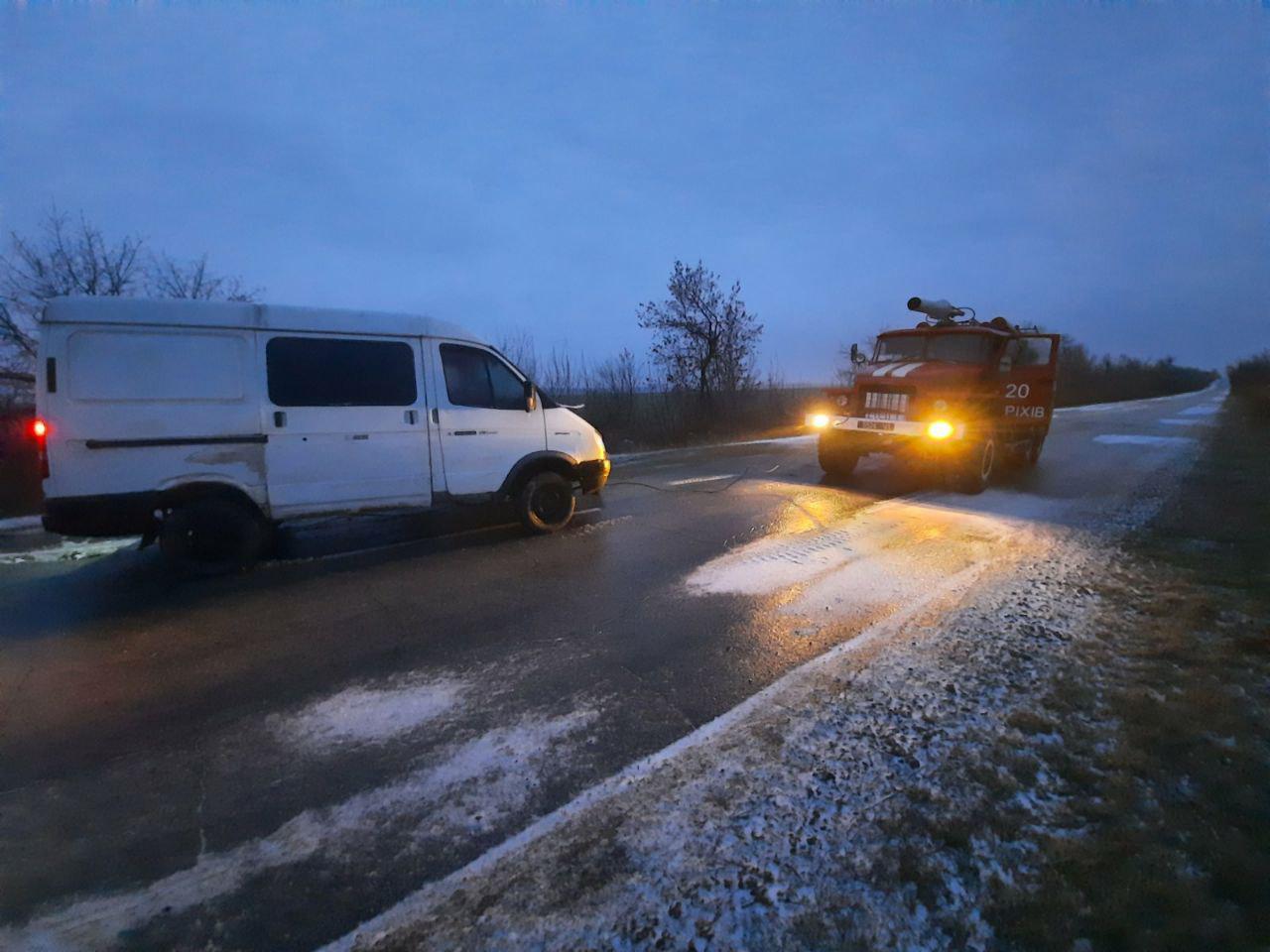 В Запорожской области автобус с пассажирами снесло в кювет (ФОТО)