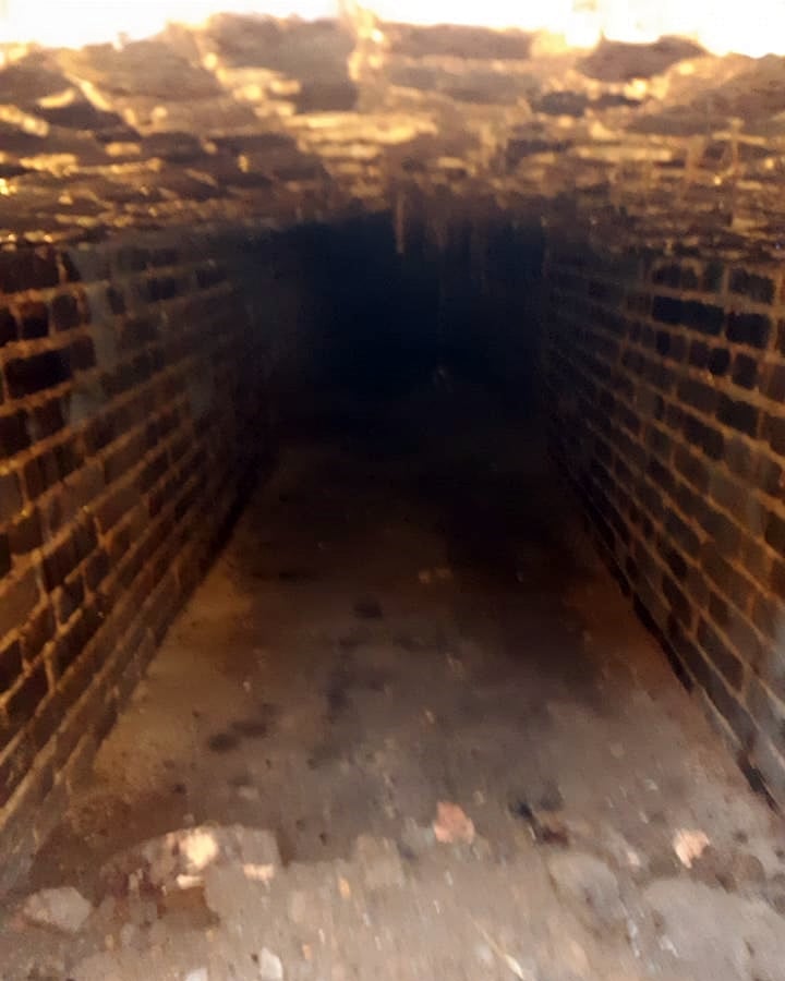 В Запорожье во время ремонтных работ обнаружили подземный потайной тоннель (ФОТО)