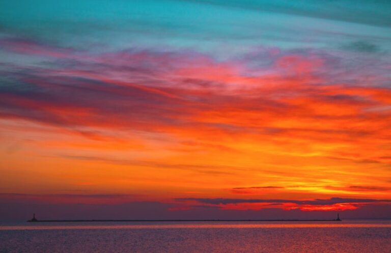 Природа удивляет: над Азовским морем запечатлели «огненный» закат (ФОТО)
