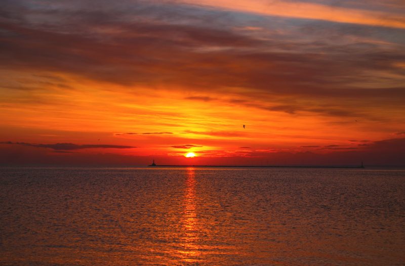 Природа удивляет: над Азовским морем запечатлели "огненный" закат (ФОТО)