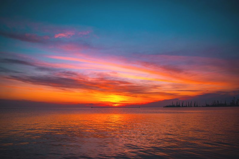 Природа удивляет: над Азовским морем запечатлели "огненный" закат (ФОТО)