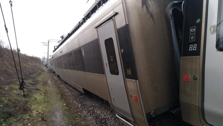 Поезд с пассажирами, следовавший в Запорожье, сошел с рельсов: появились подробности (ФОТО)