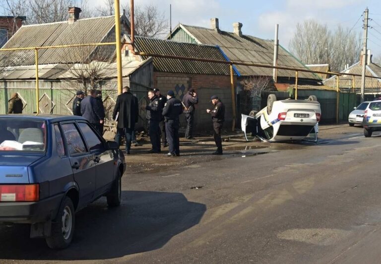 В Запорожской области перевернулся автомобиль полицейских (ВИДЕО)