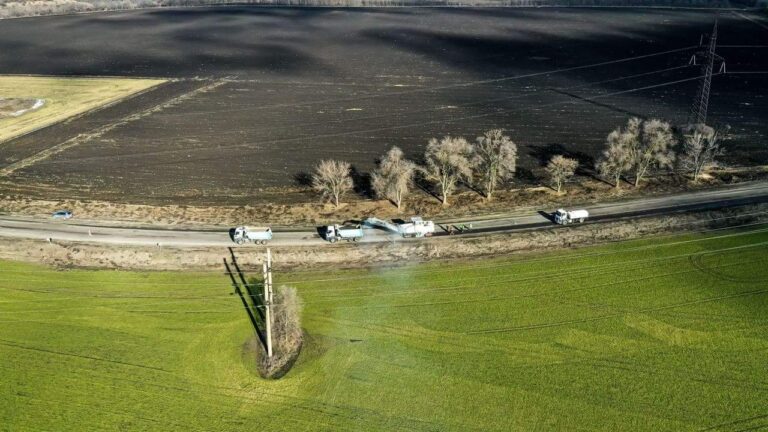 Под Запорожьем начали ремонт дороги в сторону Никополя: что об этом известно (ФОТО)