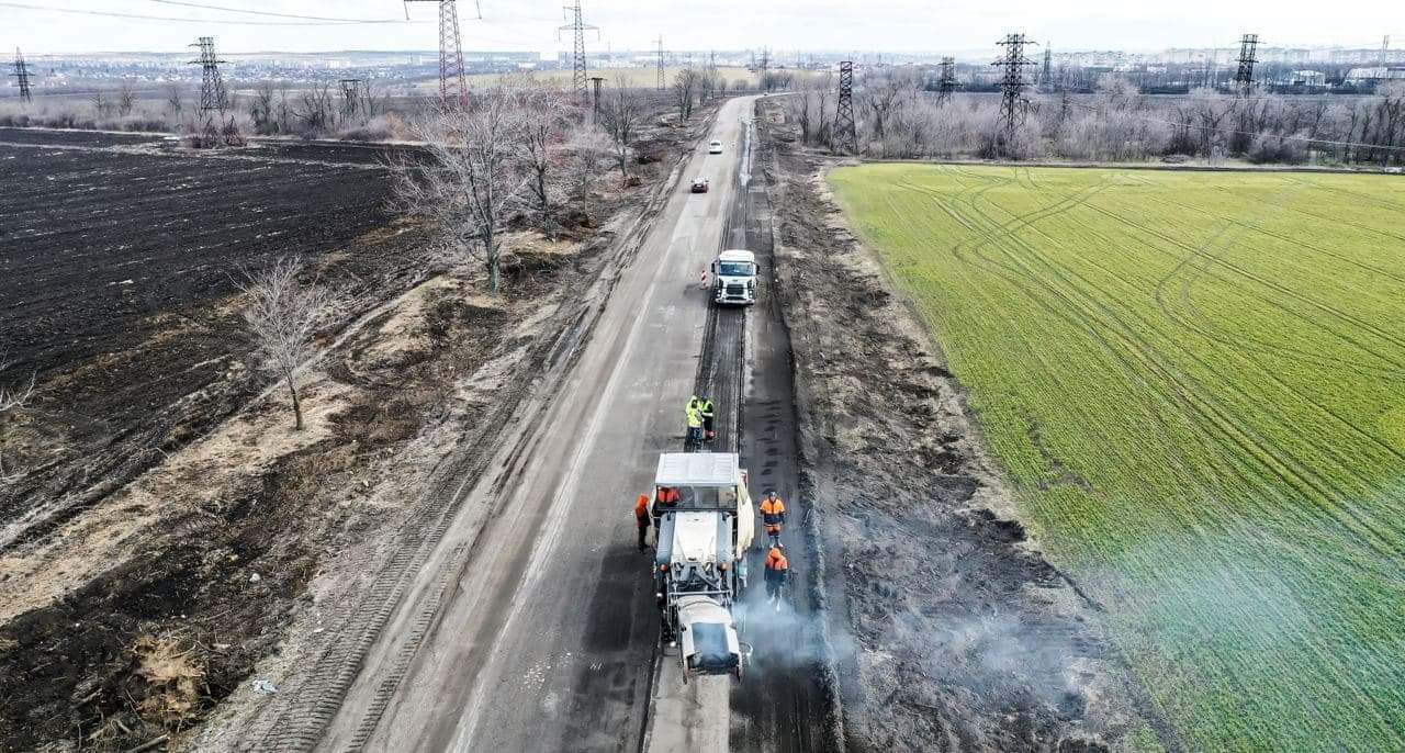 Под Запорожьем начали ремонт дороги в сторону Никополя: что об этом известно (ФОТО)