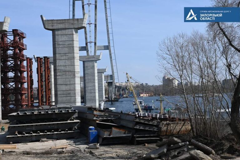 В сети показали, что происходит на строительстве мостов в Запорожье (ФОТО)
