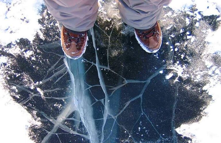 В Запорожье двое детей провалились под лёд: мальчика ищут спасатели