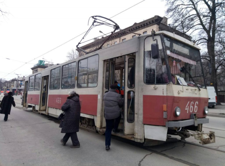 Плесень и дыры в стенах: жители Запорожья сетуют на старые городские трамваи (ФОТО)