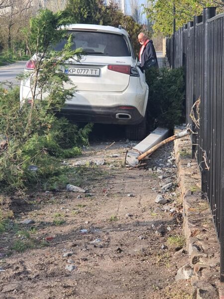 В Бердянске Mercedes снес электроопору: водитель был пьян - СМИ (ФОТО)
