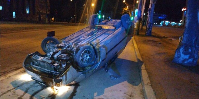 На запорожском проспекте пьяный водитель перевернулся на легковушке (ФОТО)