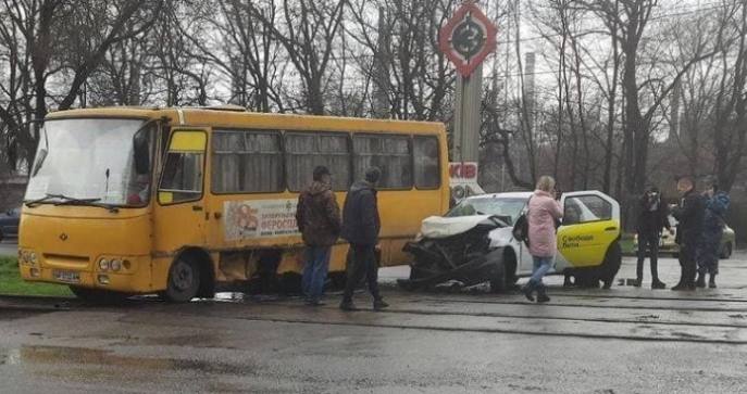 В Запорожье столкнулись маршрутка и такси: серьезно пострадали люди (ФОТО)