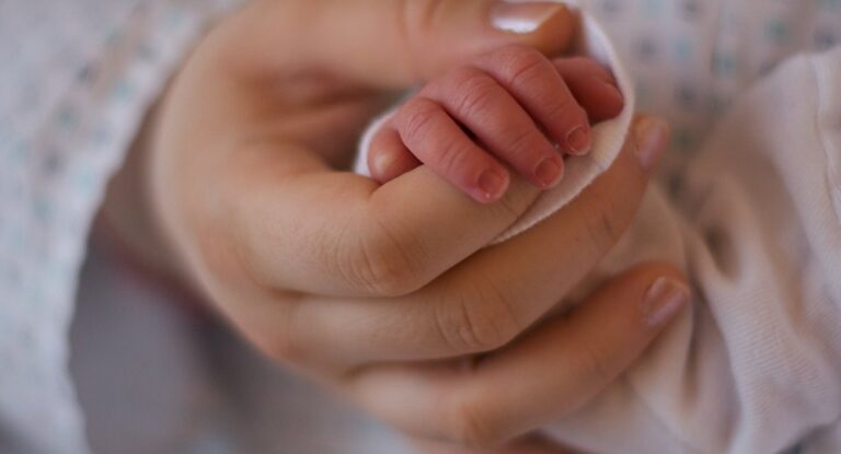 Запорожские патрульные сопроводили в роддом авто с рожающей девушкой (ВИДЕО)