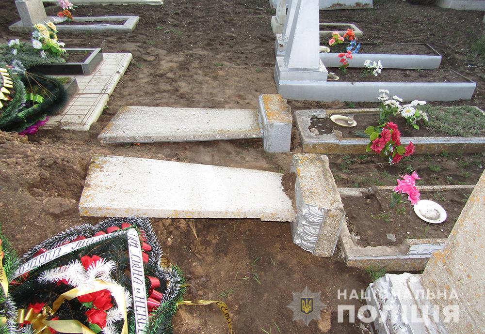 В Запорожской области подросток ногами крушил памятники на кладбище: подробности (ФОТО)