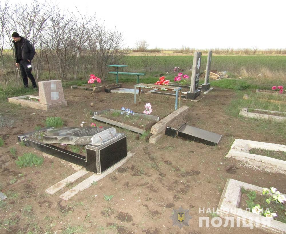 В Запорожской области подросток ногами крушил памятники на кладбище: подробности (ФОТО)