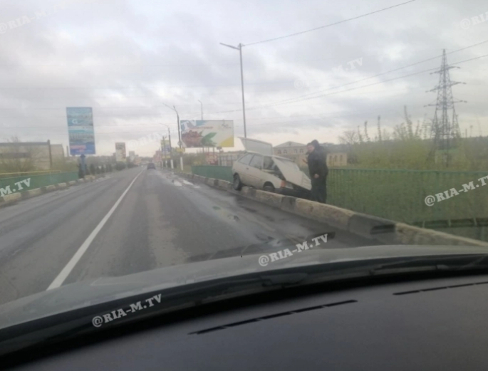 В Мелитополе на мосту легковушка слетела с дороги (ФОТО)