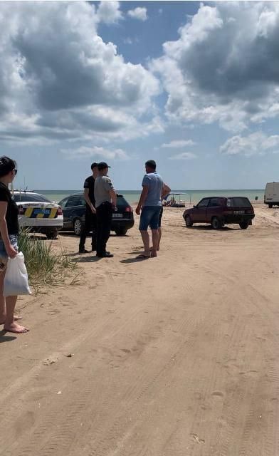 На запорожском курорте неизвестные закрыли проезд на пляж и требуют денег с отдыхающих (ФОТО)