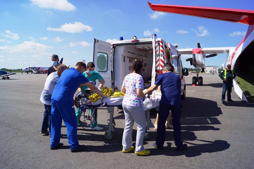 Из Запорожья в столицу самолетом ГСЧС доставили ребенка с тотальным поражением легких