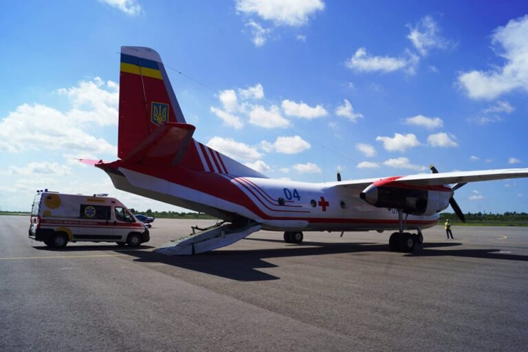 Из Запорожья в столицу самолетом ГСЧС доставили ребенка с тотальным поражением легких