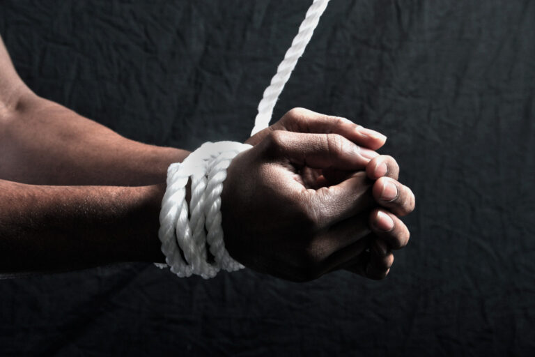 В центре Запорожья сутки держали связанную и изрезанную женщину в заложниках