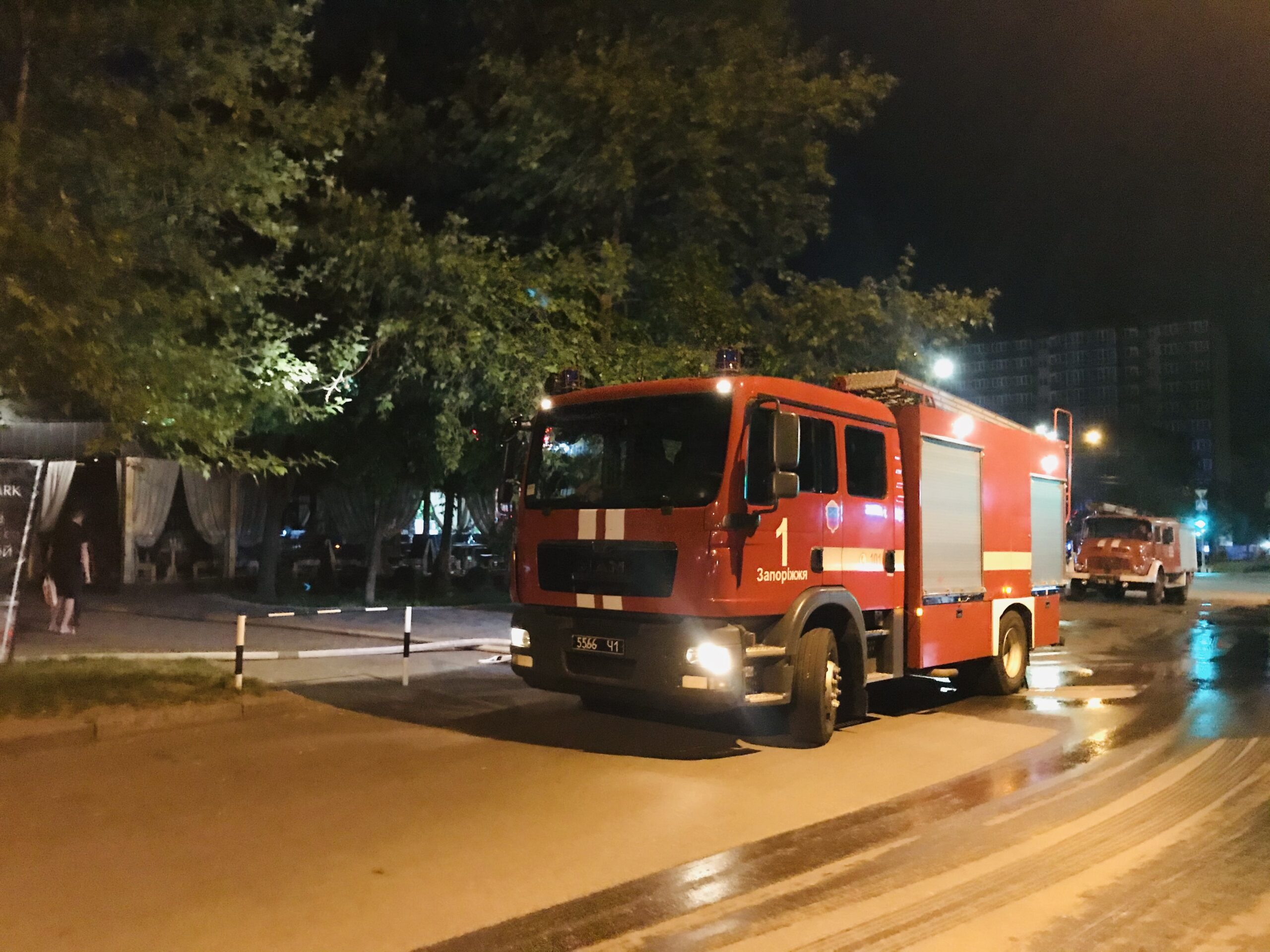 В Запорожье 32 спасателя тушили пожар в ресторане: посетителей эвакуировали (ФОТО) 1 В Запорожье 32 спасателя тушили пожар в ресторане: посетителей эвакуировали (ФОТО)