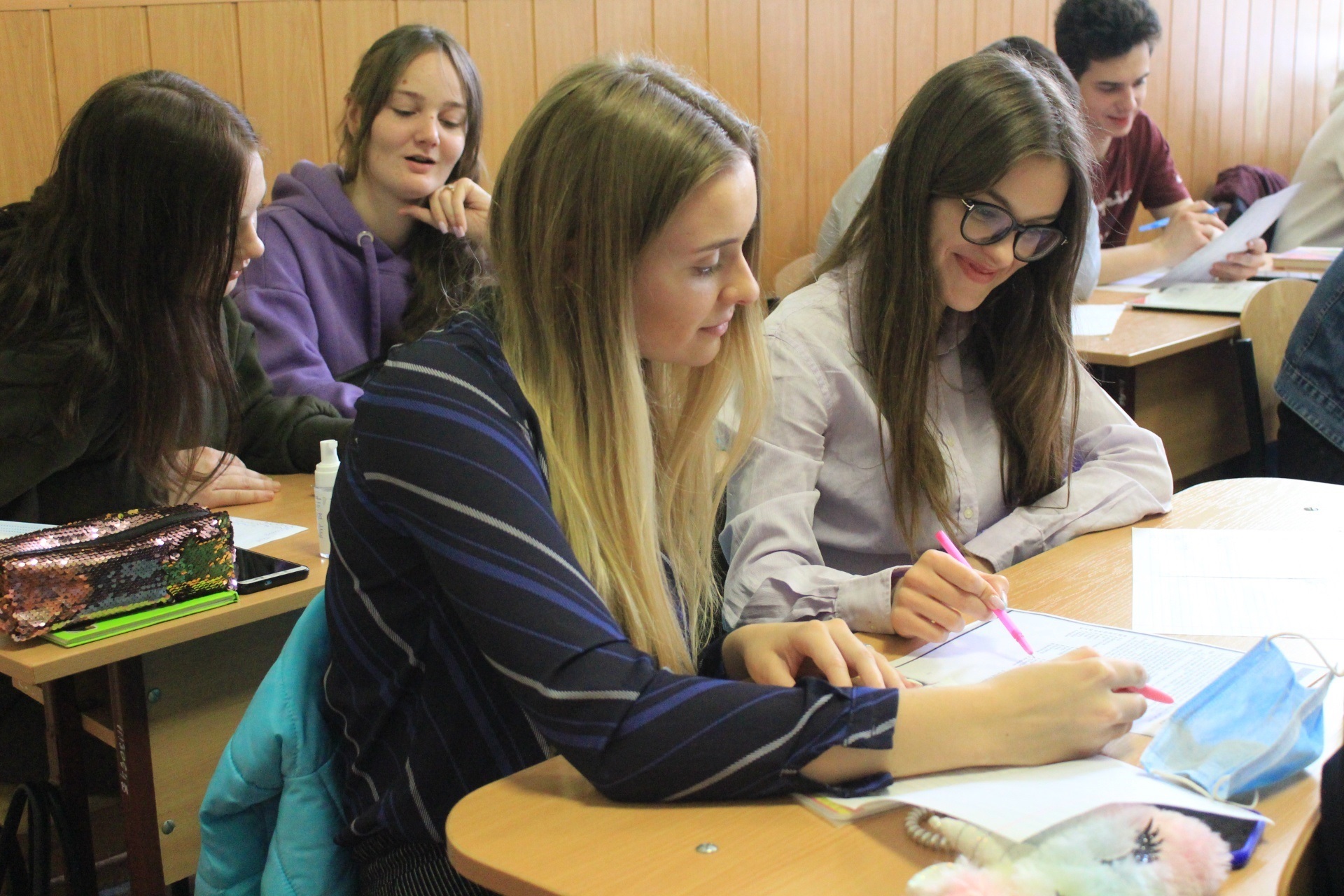 В Запорожье школьники вернулись на учебу: как будет проходить образовательный процесс (ФОТО)