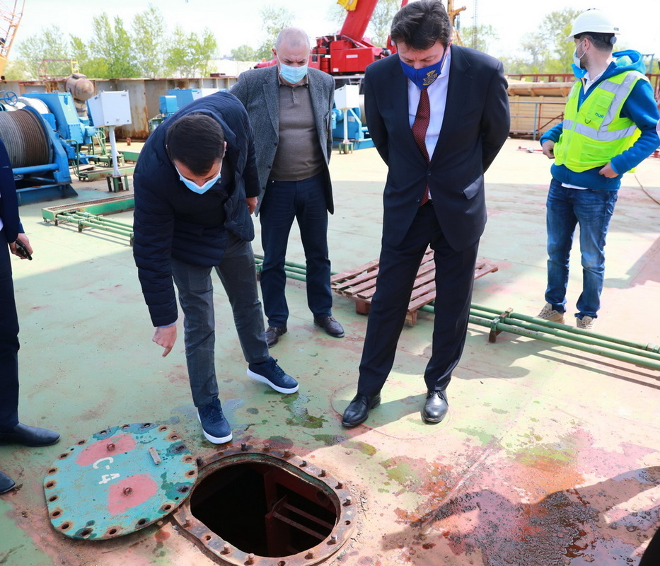 В Запорожье плавкран «Zakhariy» наткнулся на подводную скалу: работы приостановлены (ФОТО)