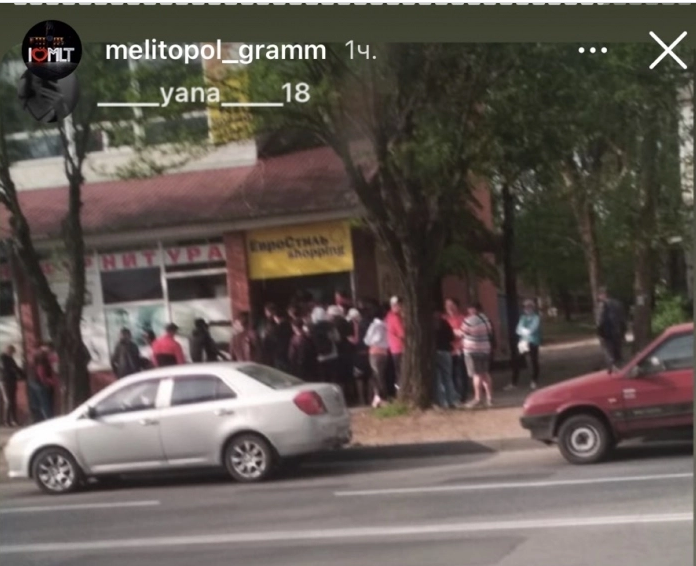 В Мелитополе люди штурмуют секонд-хенды (ФОТОФАКТ)