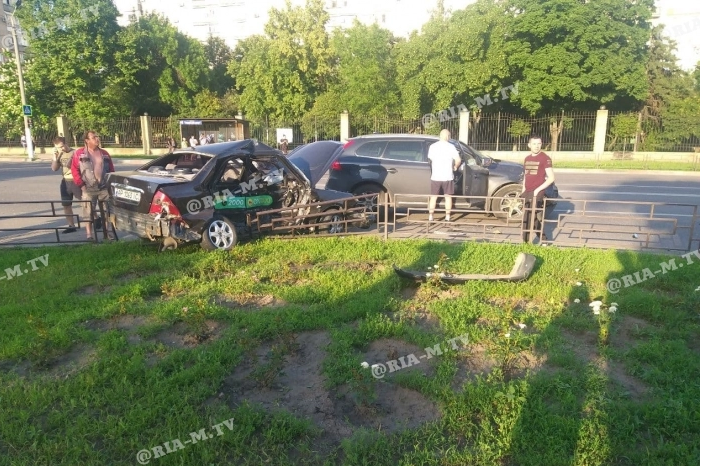 В Мелитополе в ДТП попал таксист: есть пострадавшие (ФОТО-ВИДЕО)