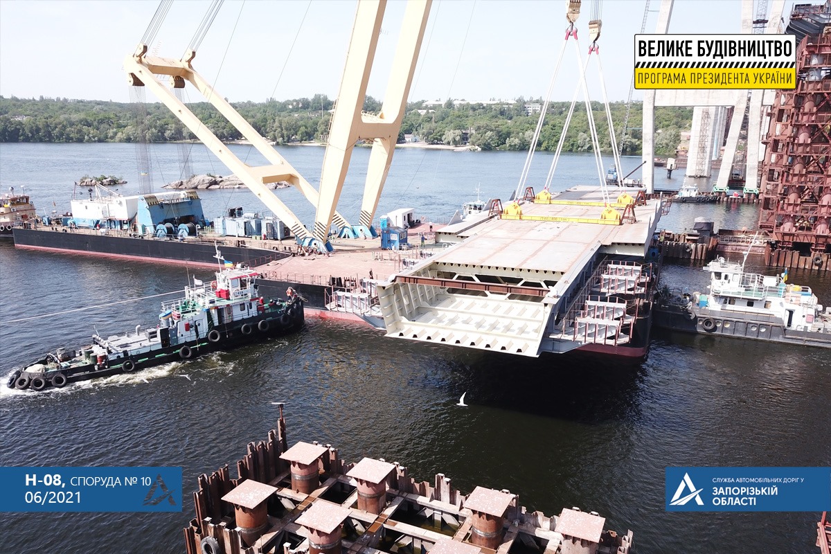 «Zakhariy» вернулся: в Запорожье прошел важный этап на строительстве мостов (ФОТО)