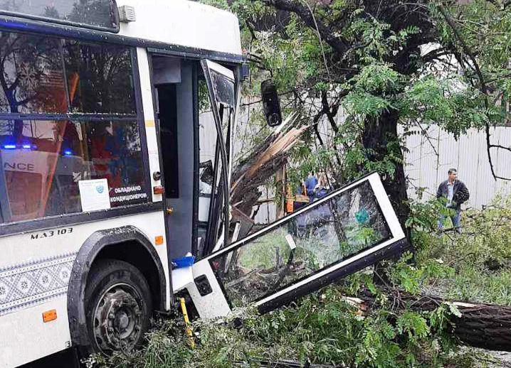 Авария с муниципальным автобусом в Запорожье: появились новые ФОТО с места ДТП